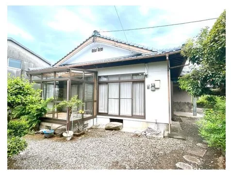 A single-story house located about 800m from Kunimi Smart IC, approximately 5 minutes by car.