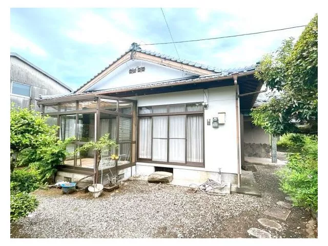 A single-story house located about 800m from Kunimi Smart IC, approximately 5 minutes by car.