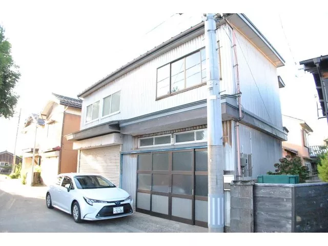 Inner garage for 2 cars, the second floor is a spacious storage area ♪ for investment