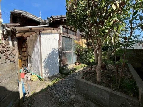 This is an old folk house built about 70 years ago. It is conveniently located close to the station and bus stop.