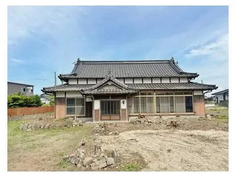 The wide engawa in front of the spacious lot lets in pleasant light. It has a very solid and tasteful feel.