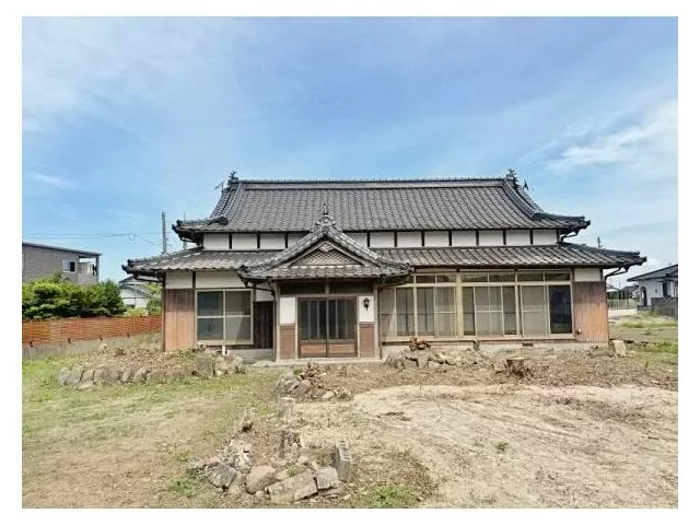 The wide engawa in front of the spacious lot lets in pleasant light. It has a very solid and tasteful feel.