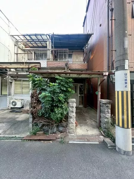 14 minutes on foot from Subway Chuo Line "Asashio-bashi" Station