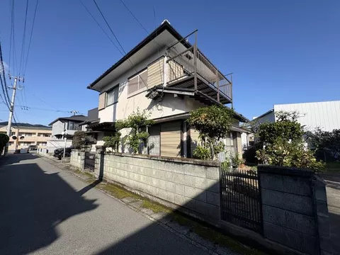 14 minutes by bus from JR Naruto Line "Naruto" Station, 6 minutes on foot from Naruto Elementary School