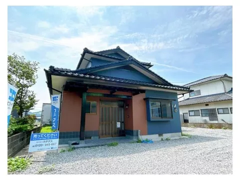 [Open House Held] [Interior and Exterior Renovation Completed] [Move-in Possible Within the Year] 4LDK two-story house.