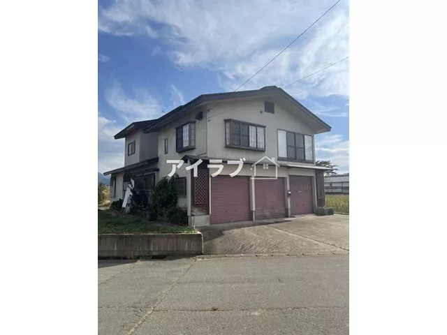 8 minutes on foot from JR Sozaki Station, 117 tsubo of land, 57 tsubo building with 5LDK, garage included