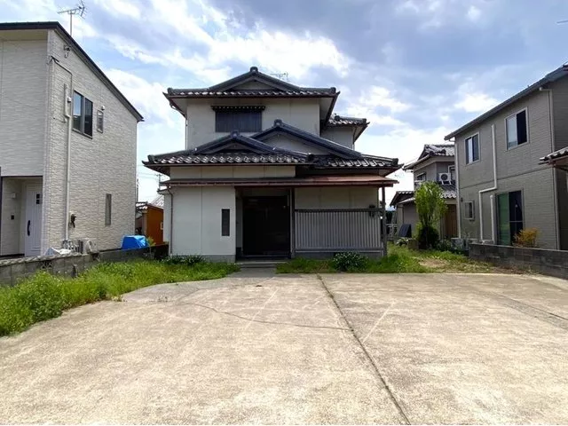 A practical layout that can become your ideal home with renovations! Parking for more than 4 cars available.