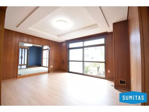 Southeast and southwest corner lot with good sunlight and ventilation! Interior remodeling history available!