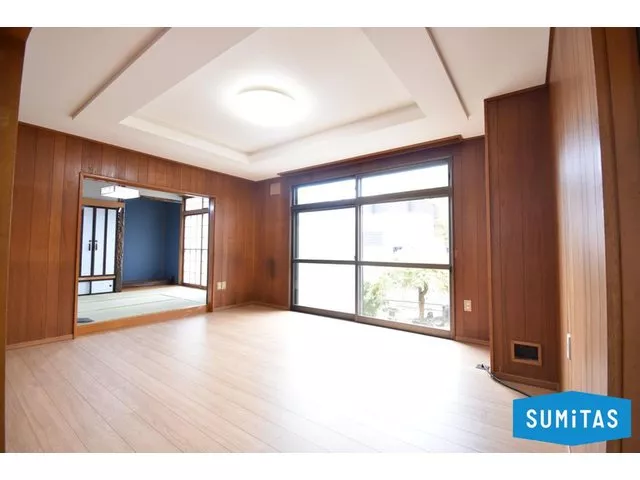 Southeast and southwest corner lot with good sunlight and ventilation! Interior remodeling history available!