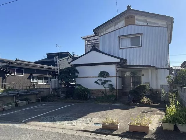 A child-rearing friendly living environment with a junior high school and park within walking distance!