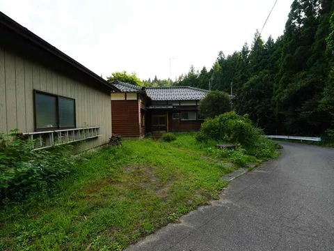 34 minutes on foot from JR Ou Main Line "Yonezawa" Station