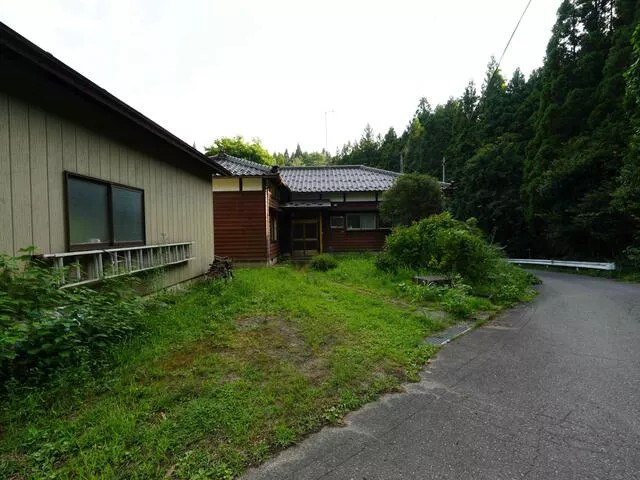 34 minutes on foot from JR Ou Main Line "Yonezawa" Station