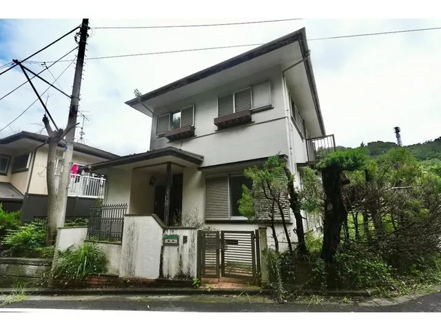 Open and spacious corner lot! An investment base to unlock value with endless ideas