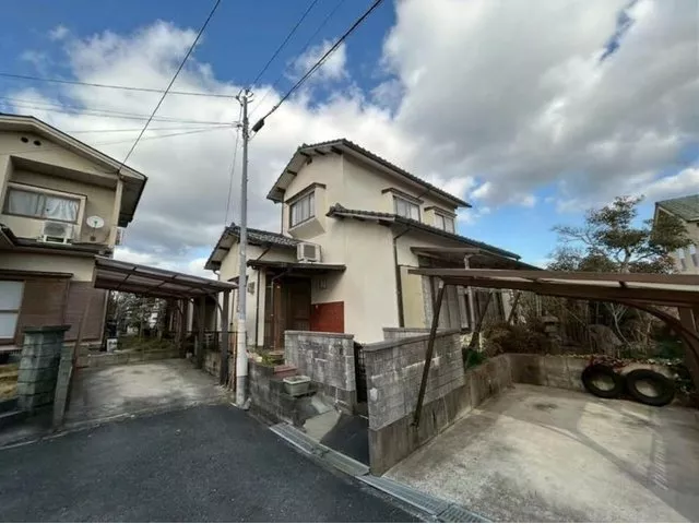This is a used wooden two-story 4DK house located in a quiet residential area of Aida, Iizuka City!