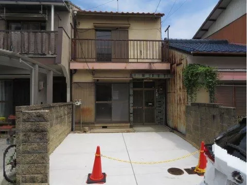 Southwest road access, 15 minutes on foot from the station, convenient facilities within walking distance - Image 1