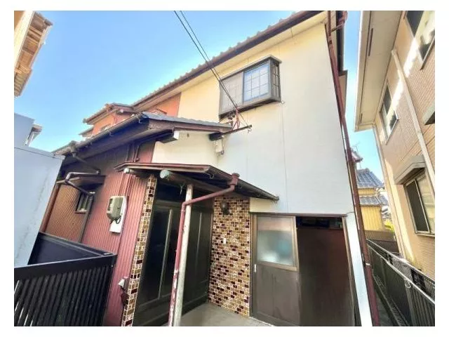 ◆Spacious 7DK with ample storage◆Property suitable for renovation◆Quiet residential area◆About 3 minutes walk to the bus stop