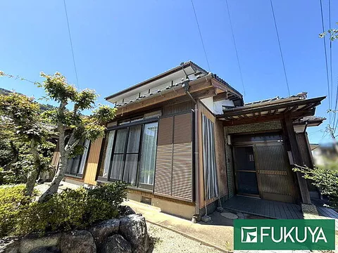 Used single-family home, 5 km from Karatsu Station on the JR Chikuhi Line.