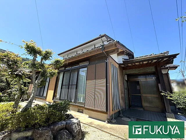 Used single-family home, 5 km from Karatsu Station on the JR Chikuhi Line.