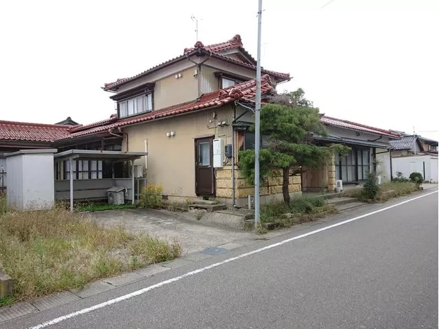 The building has many rooms and a sense of openness.