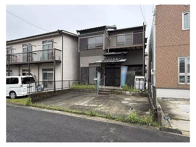 All rooms are over 6 tatami mats + master bedroom is 8 tatami mats. Includes parking space for 2 cars. This is a private residence facing a southwest road.