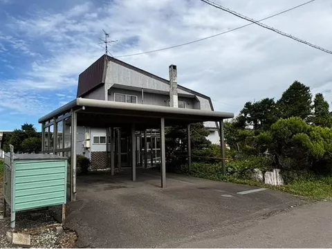 4LDK × multiple parking spaces available, a spacious home considerate of nursing care♪
