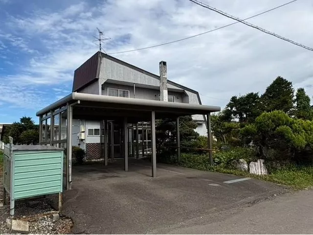 4LDK × multiple parking spaces available, a spacious home considerate of nursing care♪