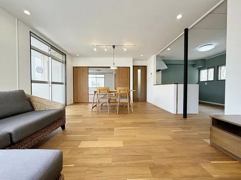 Renovated house☆Near Fujioka Elementary School♪ The entire living room can be seen from the kitchen.