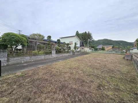 ■ Located about 2 minutes on foot from the nearest station ■ Approximately 242 tsubo of land ■ Single-story house ■ Garage with shutter