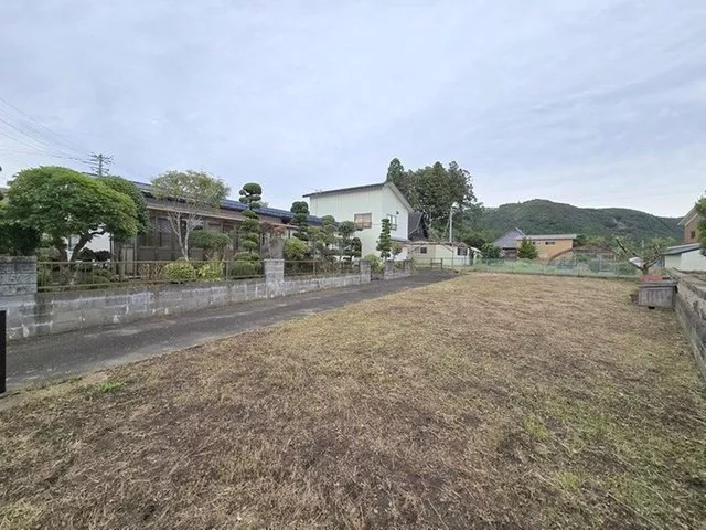■ Located about 2 minutes on foot from the nearest station ■ Approximately 242 tsubo of land ■ Single-story house ■ Garage with shutter