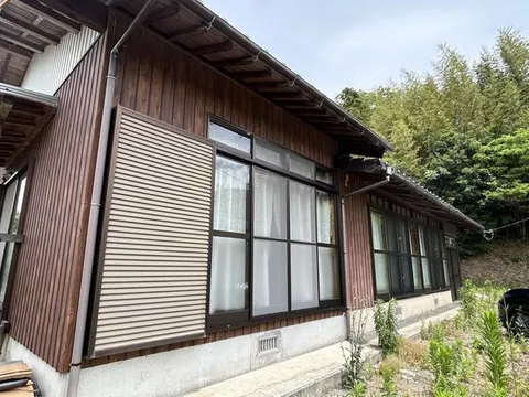 [Within a landslide disaster red zone] A 5DK single-story house surrounded by rice fields with parking for 4 cars.