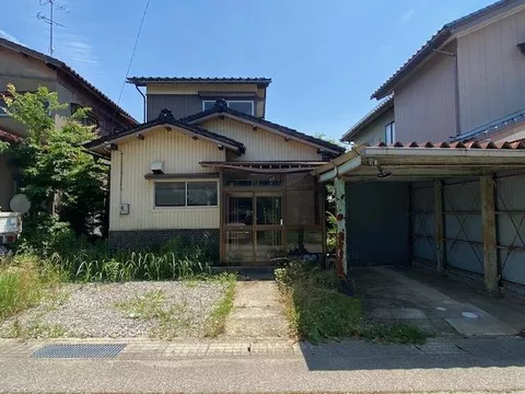 Parking for 2 cars available, immediate delivery possible, supermarket within a 10-minute walk, rural scenery, lush residential area,