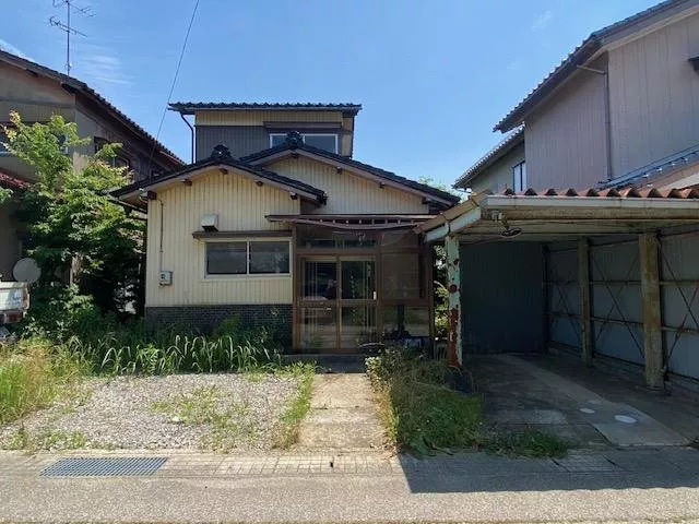 Parking for 2 cars available, immediate delivery possible, supermarket within a 10-minute walk, rural scenery, lush residential area,