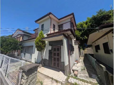 A multi-purpose property with attractive views and sunlight from a high elevation