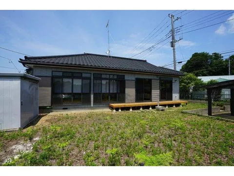 With a porch, wooden deck, and storage ◆ With a garden ◆ Spacious Japanese-style house