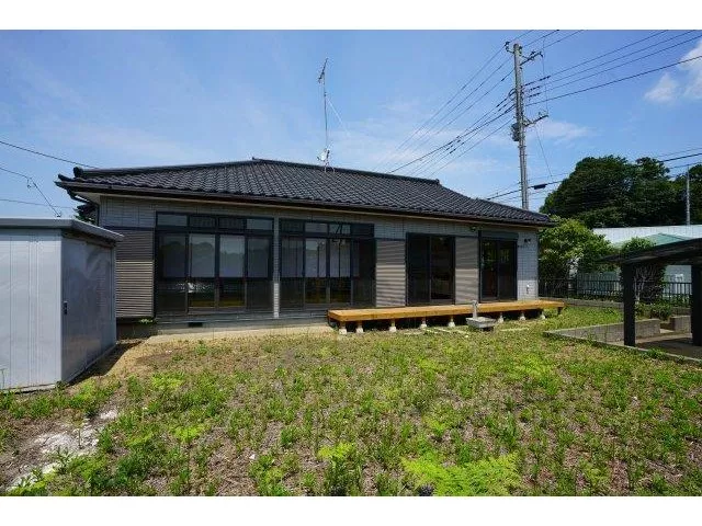With a porch, wooden deck, and storage ◆ With a garden ◆ Spacious Japanese-style house