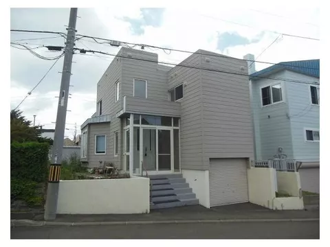 A spacious atrium is the pride of this interior. A popular detached house with a garage.