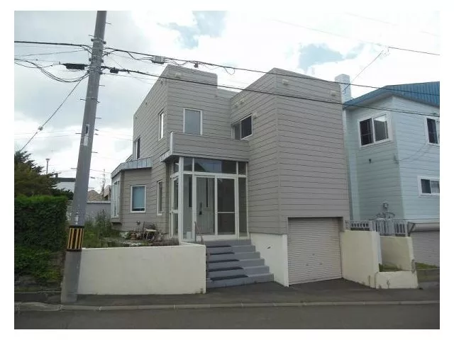A spacious atrium is the pride of this interior. A popular detached house with a garage.