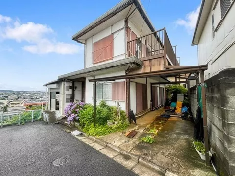 A used house in a location where you can see fireworks! It can also be used for investment or as land♪