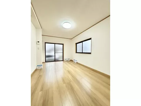 [Open House Held] [Interior and Exterior Renovated] [Newly Replaced Water Facilities] [Exterior Painting] On a Busy Road