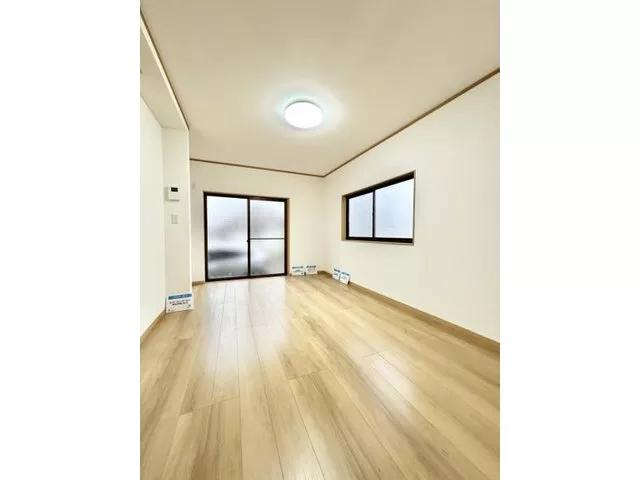 [Open House Held] [Interior and Exterior Renovated] [Newly Replaced Water Facilities] [Exterior Painting] On a Busy Road