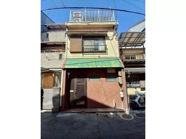 About a 12-minute walk from Kintetsu "Kawachi-Kosaka" station! Good sunlight with a roof balcony!