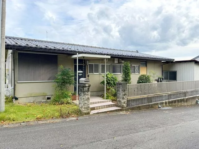 Sakanoe Town 8 million yen