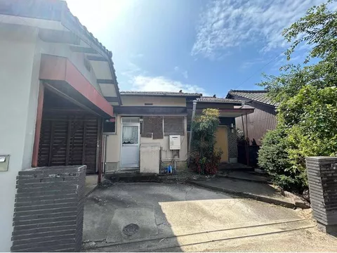 Recommended detached house as an investment property! It is in a highly convenient location for shopping and other daily needs!