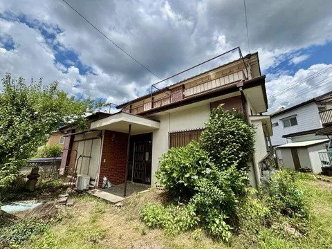 Convenient location, a 5-minute walk to FamilyMart Kofu Kitashin store.