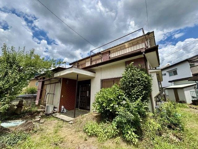 Convenient location, a 5-minute walk to FamilyMart Kofu Kitashin store.