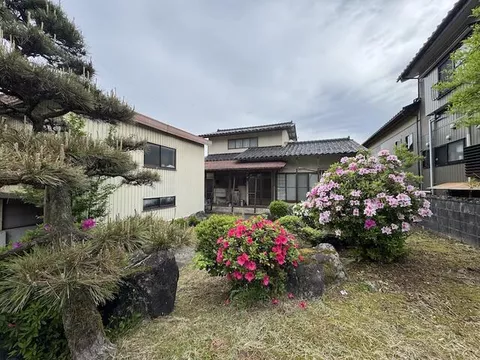 Toyama City, Yao Town, Umeien Town 1-chome (Echichu-Yao Station) 2-story building 6K