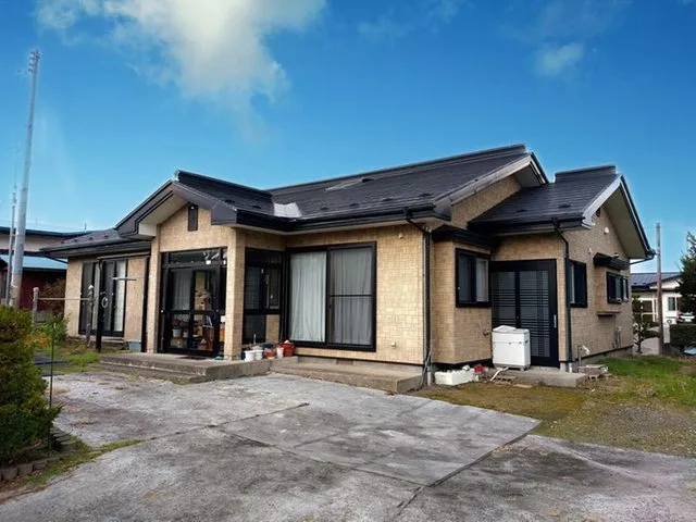 Open on weekends! 20 years old, large single-story, used house!