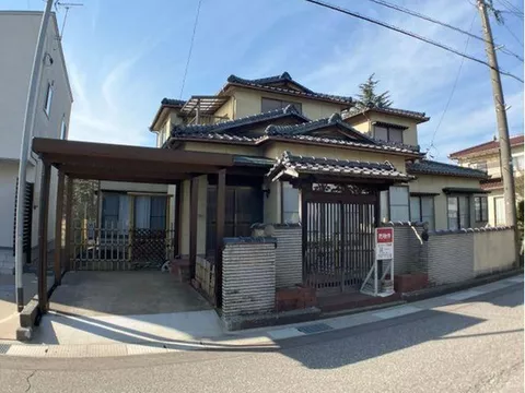 ■ Abundant storage, recommended for two-family homes! ■ Many water facilities have been renovated.