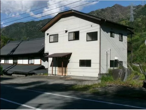 A house with a store along National Route 140!