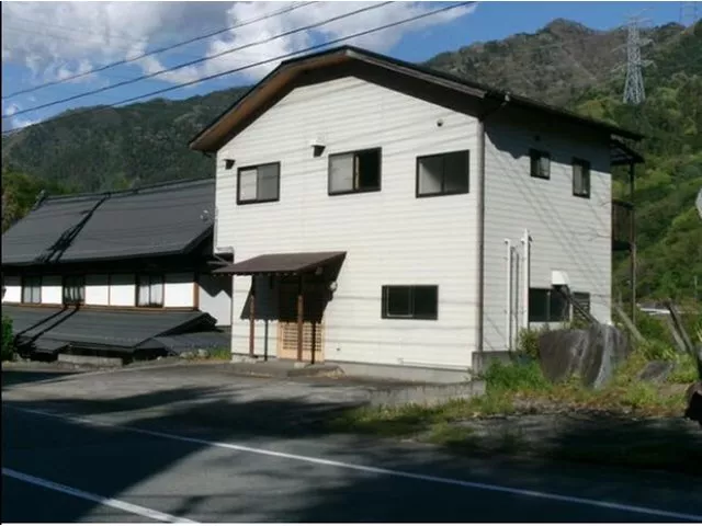 A house with a store along National Route 140!